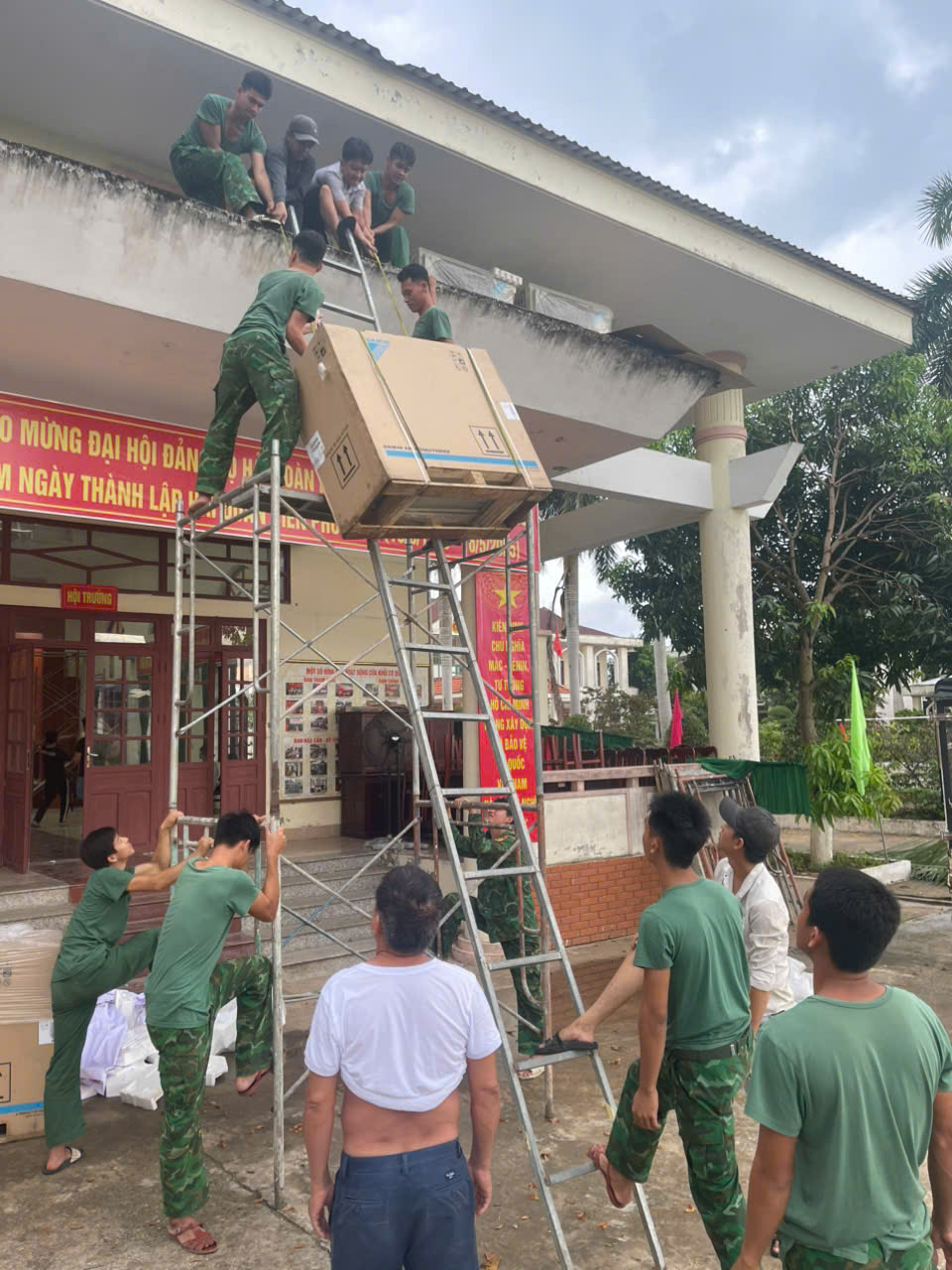 các chiến sĩ của hải đoàn biên phòng giúp đỡn lắp đặt máy lạnh